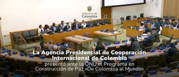 Foto de la Sesión a nivel de Embajadores de la Comisión de Consolidación de Paz de Naciones Unidas en la que se presentó el Programa en Construcción de Paz «De Colombia al Mundo». Arriba en el medio el logo del Gobierno de Colombia, abajo en el medio el titulo de la nota