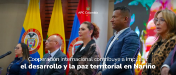 En la foto está Eleonora Betancur González, directora general de APC Colombia, el gobernador de Nariño y cuatro personas más