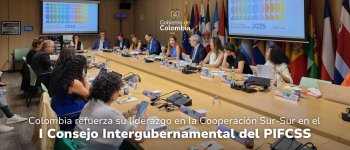 Foto de los asistentes al primer congreso del PIFCSS, abajo el titulo de la noticia, arriba en el medio el logo del Gobierno de Colombia