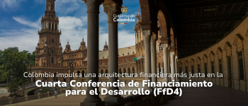 Una foto de la Plaza España de Sevilla, abajo en el medio el titulo de la noticia, arriba en el medio el logo del Gobierno de Colombia
