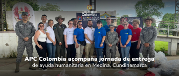 Una foto en la que están representantes de APC Colombia, de las funciones Childrens Visión Internacional y Fernando Murrillo y la Fuerza Aéreo Espacial de Colombia. arriba en el medio el logo del Gobierno de Colombia, abajo en el medio el titulo de la nota