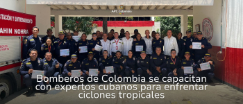 Los bomberos de Colombia y Cuba en la entrada de la Escuela de bomberos de Santa Marta