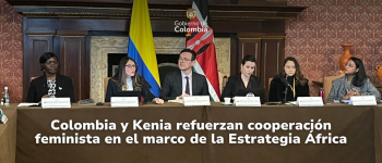 Foto de la mesa principan del inicio de actividades del intercambio de experiencias, abajo en el medio el titular de la nota arriba en el medio el logo de APC Colombia