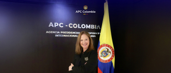 Foto de la directora general de APC Colombia, Adriana Piquero