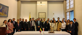 Asistentes a la firma de los convenios KUSA