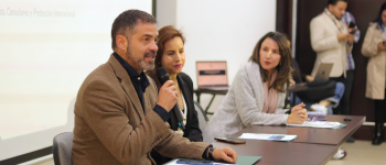 De izquierda a derecha se encuentran en la mesa principal del espacio Francisco Zegarra del BID, Paula Cerón de la Cancillería y Sandra Bermúdez de APC Colombia