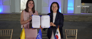 La directora general de APC Colombia, Alexandra Palencia y Won Samcon el memorando firmado