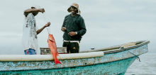 Fotografía de dos Afrocolombianos sacando un pez en el pacífico colombiano