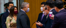 Iván Duque saludando al presidente coreano