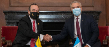 En la foto a la izquierda el presidente de Colombia, Iván Duque. A la izquierda, el presidente de Guatemala, Alejandro Giammattei