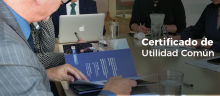 Reunión de varias persona revisando documentos y el texto: "Certificado de Utilidad Común"
