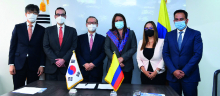 En la foto esta de primero de izquierda el director de Koica en Colombia Hyun Keun KIM, de segundo, el director de Colombia Productiva, Camilo Fernández, de tercero el embajador de Corea del Sur en Colombia, Choo Jong-Youn, luego la directora de APC-Colombia, Viviana Manrique, de último el viceministro de Desarrollo Empresarial, Jorge González