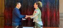 En la foto está a la derecha la nueva directora de APC-Colombia Eleonora Betancur González, a la izquierda el director del DAPRE, Mauricio Lizcano de la mano luego de firmar la posesión.
