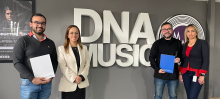 Foto directora general con Director de DNA music y equipo