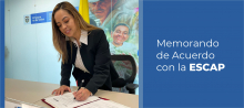 Viviana Manrique Zuluaga firmando memorando de acuerdo
