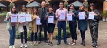 Equipo técnico de APC-Colombia con certificados del proceso de consultoría en Cooperación Internacional,