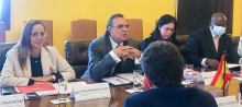Foto de la directora general en reunión de alto nivel con AECID, en compañía de representantes de cancillería