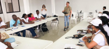 Asistentes a Col-Col, sentados atendiendo las instrucciones de APC-Colombia para el desarrollo de actividades durante el día