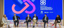 Directora general de APC-Colombia, Viviana Manrique Zuluaga, lidera el panel de Lecciones aprendidas de las Instituciones Nacionales de DDHH y el Ministerio Público en la prevención y transformación de los conflictos sociales y recomendaciones en el marco del Encuentro Internacional para la prevención y transformación de la conflictividad social, se encuentra en el escenario junto a 5 representantes de Chile, Perú, Ecuador y Colombia