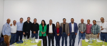 Directora general de APC-Colombia, al lado de la senadora Paola Holguín y distintos alcaldes de Antioquia