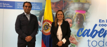 Foto de Viviana Manrique con Jaivir Singh, vicepresidente Global para Asuntos Humanitarios de PWC India Foundation