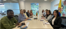 En la mesa están el presidente del comité paralímpico de África y ghana, el presidente del Comité Paralímpico Colombiano, re funcionarios de APC-Colombia