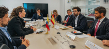 Reunión, a la izquierda la directora General de APC-Colombia Eleonora Betantur González, Jonathan Gamboa, jefe de gabinete. A la derecha El embajador de España, Joaquín Arístegui, el director de AECID, Antón Leis García y Vicente Ortega, director de AECID en Colombia