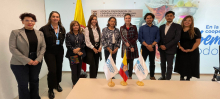 En el medio la directora general de APC-Colombia Eleonora Betancur Gonzálea y Gina Tambini, representante de la OPS/OMS en Colombia a su lado los directores técnicos y asesores de APC-Colombia