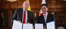 El ministro de Relaciones Exteriores, Álvaro Leyva Durán y el ministro y el embajador de Japón en Colombia, Takasugi Masahiro