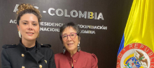 La directora general de APC-Colombia y la embajadora de Chile en Colombia, María Ruz Zañartú