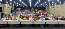 Foto en el audiorio, en la que están los asistentes al evento del Día de la Cooperación Sur-Sur, en la primera fila está la directora general de APC-Colombia, Eleonora Betancur González y Viceministra Elizabeth Tayler