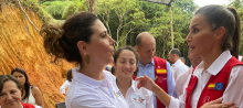 La directora general de APC-Colombia, Eleonora Betancur González con la Reina Letizia de España hablando de los proyectos de cooperación de España en Colombia