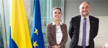 A la izquierda las banderas de Colombia y la Unión Europea a la derecha la directora general de APC-Colombia, Eleonora Betancur González, y el embajador de la Unión Europea en Colombia, Gilles Bertrand