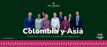 Portada con el texto "Colombia y Asia fortalecen relaciones a través de la cooperación", el fondo es de color verde con rosado, aludiendo a los colores de la Gira a Asia y aparecen delegados Colombianos y del Sudeste Asiatico