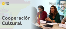 Imagen con los logos de gobierno y de APC Colombia en donde se ve a la Directora General y el Jefe de Gabinete de la Agencia en compañia del texto "Cooperación Triangular"