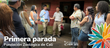 En la foto de se al director de Oferta de APC Colombia con uno de los profesionales del zoológico y varios asistentes a la primera parada de la Ruta de la Coo