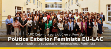 En una plaza interna de un edificio con estilo europeo de Barcelona, todas y todos quienes participaron del Foro de Política Exterior Feminista EU-LAC se encuentran reunidos para tomar