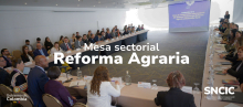 Integrantes del Sistema Nacional de Cooperación Internacional de Colombia en la mesa sectorial de la reforma agraria. Están ubicados en una mesa en U.