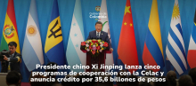 El presidente chino, Xi Jinping, dando un discurso, en la parte de atrás varias banderas, entre ellas se ve la de Colombia