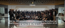 Foto de todos los participantes de esta versión del Modelo APC Colombia, en la parte de abajo el titulo de la nota, arriba en el medio el logo de APC Colombia