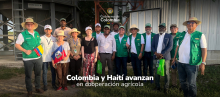 Foto de la delegación colombiana en Haití. Arriba el logo del Gobierno de Colombia, abajo el titulo de la noticia