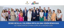 Fotografía de integrantes del evento, arriba los logos de APC Colombia y del FfD4 y abajo el título de la noticia en un recuadro azul.