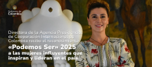 Foto la directora general de APC Colombia, Eleonora Betancur con la escultura de la Paloma de la Paz de Fernando Botero, arriba a la izquierda el logo del Gobierno de Colombia, abajo a la izquierda el titulo de la nota