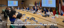 Foto de los asistentes al primer congreso del PIFCSS, abajo el titulo de la noticia, arriba en el medio el logo del Gobierno de Colombia