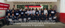 Los bomberos de Colombia y Cuba en la entrada de la Escuela de bomberos de Santa Marta