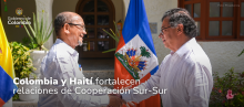 Imagen del saludo entre Leslie Voltaire, líder del Consejo Presidencial de Transición de Haití y Gustavo petro Urrego, presidente de la República de Colombia en el marcod e la reunión en Riohacha entre las dos naciones del Sur Global.