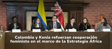 Foto de la mesa principan del inicio de actividades del intercambio de experiencias, abajo en el medio el titular de la nota arriba en el medio el logo de APC Colombia