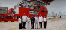 La directora general de APC Colombia, Alexandra Palencia con el embajador de Cuba en Colombia y representantes de los dos países al lado del buque que salió con la asistencia humanitaria