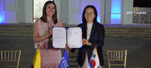 La directora general de APC Colombia, Alexandra Palencia y Won Samcon el memorando firmado